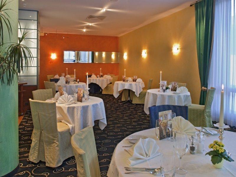 Hotel Metropol Зас-Фе Ресторан фото